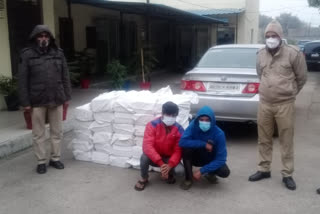 two smugglers arrested with cartoon liquor in baba haridas nagar