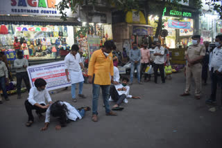 Thane Police raises awareness about Corona through street play