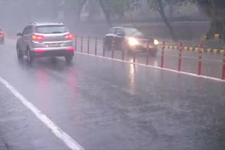 The people of Delhi are suffering from cold and unseasonal rain