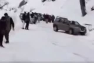 500 vehicles of tourists stranded in snowfall at Solang Nala Of Manali