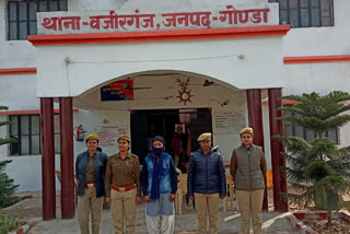 पुलिस की गिरफ्त में आरोपी छात्रा.