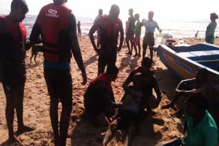 Fisherman Rescue  மெரினா கரையில் கவிழ்ந்த படகு  மெரினா கரையில் ஐந்து மீனவர்கள் மீட்பு  மீனவர்கள் மீட்பு  Rescue of five fishermen on the shores of the marina  Boat capsizes off Marina shore