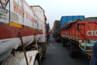 truck accident on mumbai ahmedabad highway