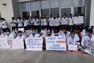 Phulo Jhano Medical College students against lack of resources in dumka