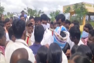 villagers blocked the MLA prakash reddy