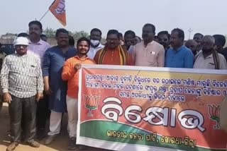 bjp leader killed in mahang :  bjp strike infront of Khordha SP's office