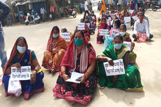 women protest in front of tahsil office in subarnpur