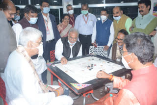 Congress leaders enjoy playing carrom