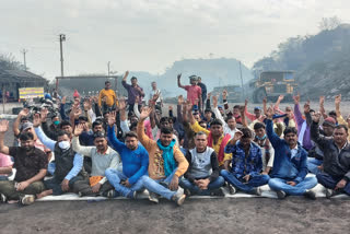 protest-of-laborers-demanding-employment-in-dhanbad
