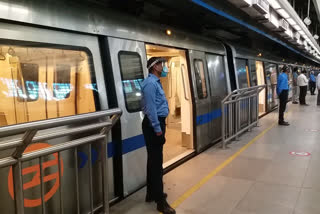 delhi metro started cash facility