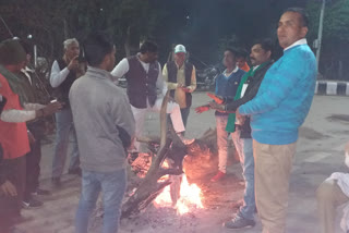 farmers fighting against cold with self arranged fire