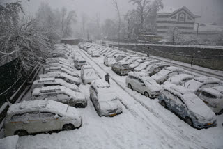 snowfall in Kashmir houseboat owners help stranded tourists heavy snowfall in Kashmir Tourists stranded due to snowfall Jammu and Kashmir snowfall Flights cancelled in JK வெண்பனியால் சூழ்ந்த ஜம்மு காஷ்மீர் ஜம்மு காஷ்மீர் பனிப்பொழிவு பனிப்பொழிவு ஜம்மு-காஷ்மீரில் நிலவும் கடும் பனிப்பொழிவு வெண்பனி மூடிய ஜம்மு காஷ்மீர்