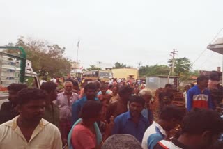 Road blockade condemning non-supply of drinking water in Manapparai  Road blockade  Road blockade condemning  non-supply of drinking water  குடிநீர் விநியோகம் செய்யாததைக் கண்டித்து சாலை மறியல்  சாலை மறியல்  குடிநீர்  அரசுப் பேருந்தை சிறைபிடிப்பு  திருச்சி மாவட்ட செய்திகள்  Trichy District News