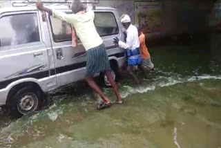 rain effect: The public is struggling to cross the road