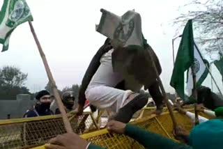 Farmers stopped at Burari Ground, broke police barricades to go out