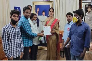 pdsu met education minister sabitha indra reddy in hyderabad