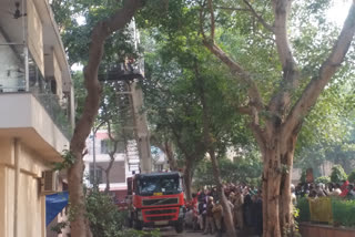 A part of the building fell in Sarita Vihar area in Delhi,4 people injured