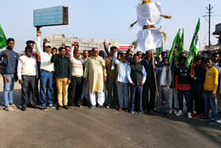 JMM burnt effigy of BJP leader due to attack on CM convoy in giridih