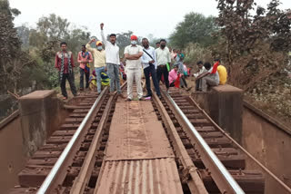 Rail stop campaign of AAP leader Santosh Dewangan