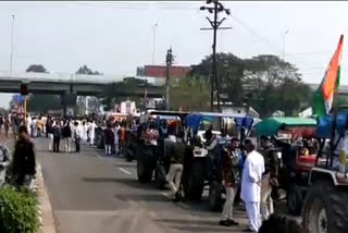 Congress organized tractor rally in support of farmers in dewas