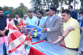 Dr. Rameshwar Oraon distributed blankets in ranchi