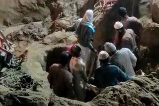 4 workers buried in the well under construction, मिट्टी में दबने से 2 मजदूरों की मौत