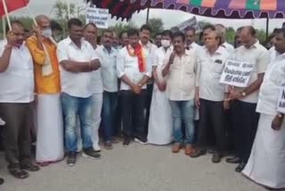 lorry owners association protest, toll collection is on process, bridges work pending in thiruvallur, லாரி உரிமையாளர்கள் ஆர்ப்பாட்டம், திருவள்ளூர் ஆர்ப்பாட்டம், திருவள்ளூர் போராட்டம், திருவள்ளூர் மாவட்ட செய்திகள், thiruvallur news, thiruvallur protest