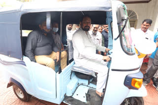 Minister Lakshmana Savadi driving for Environmentally Friendly Autos