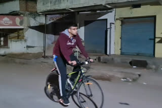 SP goes out on patrolling in cycle to maintain law and order in kondagaon