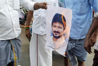 Udayanithi figurine toy burning in Mayiladuthurai for condemning their comment against sasikala