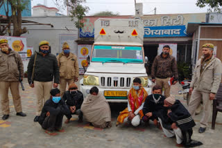 Poison Khurani gang looted pickup vehicle