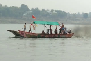 Boat capsizes in Narmada river