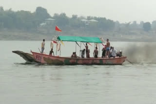 நர்மதா ஆற்றில் படகு கவிழ்ந்து 20 பேர் நீரில் மூழ்கினர்