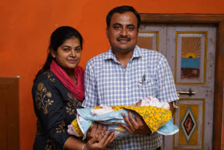 couple-naming-her-daughter-is-named-as-kannada-vrudhi