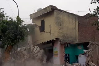 bulldozer-on-shops-and-houses-built-on-government-land-in-ballabhgarh