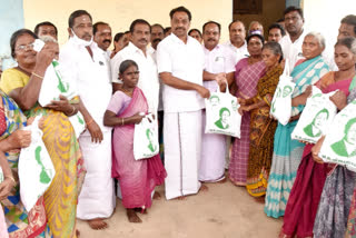 Pongal Cash With Gift Bag Cash With Gift Bag package Pongal Karur assembly Karur latest news Karur district news பொங்கல் பரிசுத் தொகுப்பு கரூர் பொங்கல் பண்டிகை கரூர் மாவட்ட செய்திகள்