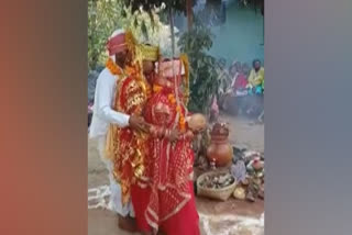 Man Marries two Women Together  രണ്ട് യുവതികളെ ഒരേ സമയം വിവാഹം ചെയ്‌ത് യുവാവ്  ചത്തീസ്‌ഗഢ്  Chhattisgarh  Chhattisgarh viral marriage  റായ്‌പൂര്‍