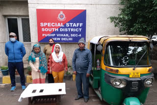 South delhi special staff team arrested two women with auto driver