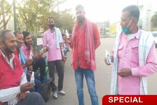 economic-condition-of-porters-deteriorated-in-jamshedpur