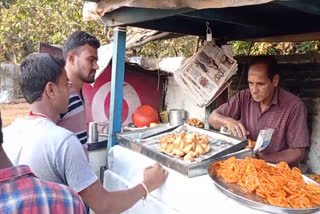 4-samosas-of-10-rupees-in-shantanu-sahu-shop-dhamtari