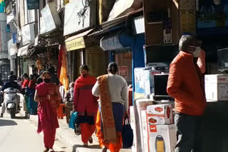 people distressed due to encroachment on the pavement of Mandi