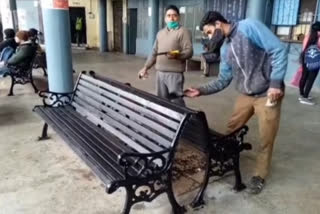 Paint work started on bench in bus stand of Hamirpur