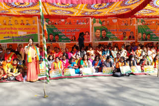 BJP women front attacked Hemant government in Ranchi