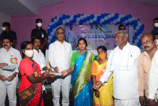 minister harish rao distributed kalyana laxmi cheques in medak district