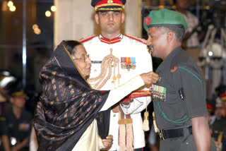 Shaurya Chakra Award warrior, Shaurya Chakra Award warrior is training to Hassan NCC students, Soldier Luis Periya Nayagam, Soldier Luis Periya Nayagam news, ಶೌರ್ಯ ಚಕ್ರ ಪ್ರಶಸ್ತಿ ಯೋಧ, ಹಾಸನದ ಎನ್​ಸಿಸಿ ವಿದ್ಯಾರ್ಥಿಗಳಿಗೆ ಶೌರ್ಯ ಚಕ್ರ ಪ್ರಶಸ್ತಿ ಯೋಧನಿಂದ ತರಬೇತಿ, ಯೋಧ ಲೂಯಿಸ್​ ಪೇರಿಯ ನಾಯಗಂ, ಯೋಧ ಲೂಯಿಸ್​ ಪೇರಿಯ ನಾಯಗಂ ಸುದ್ದಿ,