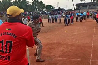 Mangalore police commissioner playing cricket, Mangalore police commissioner playing cricket with local boys, Mangalore police commissioner Shashikumar, Mangalore police commissioner Shashikumar news, Mangalore police commissioner cricket news, ಕ್ರಿಕೆಟ್​ ಆಡಿದ ಮಂಗಳೂರು ಪೊಲೀಸ್​ ಆಯುಕ್ತ​, ಸ್ಥಳೀಯ ಯುವಕರೊಂದಿಗೆ ಕ್ರಿಕೆಟ್​ ಆಡಿದ ಮಂಗಳೂರು ಪೊಲೀಸ್​ ಆಯುಕ್ತ, ಮಂಗಳೂರು ಪೊಲೀಸ್​ ಆಯುಕ್ತ ಶಶಿಕುಮಾರ್​, ಮಂಗಳೂರು ಪೊಲೀಸ್​ ಆಯುಕ್ತ ಶಶಿಕುಮಾರ್​ ಸುದ್ದಿ, ಮಂಗಳೂರು ಪೊಲೀಸ್​ ಆಯುಕ್ತ ಕ್ರಿಕೆಟ್​ ಸುದ್ದಿ,