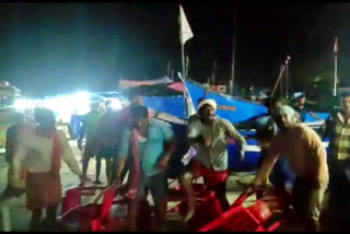 Big Fight between fisherman and street shops, Big Fight between fisher man and street shops in Murdeshwar beach, Karwar crime news, ಮೀನುಗಾರರು ಮತ್ತು ಗುಡಂಗಡಿಕಾರರ ಮಧ್ಯೆ ಬಿಗ್​ ಫೈಟ್, ಮುರುಡೇಶ್ವರದಲ್ಲಿ ಮೀನುಗಾರರು ಮತ್ತು ಗುಡಂಗಡಿಕಾರರ ಮಧ್ಯೆ ಬಿಗ್​ ಫೈಟ್, ಕಾರವಾರ ಅಪರಾಧ ಸುದ್ದಿ,