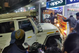 दुकान में जा घुसी अनियंत्रित पिकअप, Uncontrolled pickup enters in shop