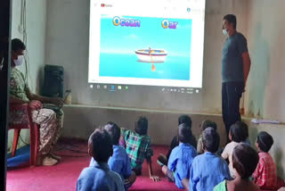 itbp-jawans-giving-virtual-classes-to-the-children-of-hadeli-village-of-kondagaon