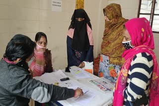 Councilor Indira Jha organised PM Swanidhi Yojana loan camp for hawkers in Dilshad Colony